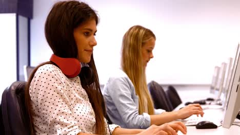 Dos-Estudiantes-Trabajando-En-Computadoras