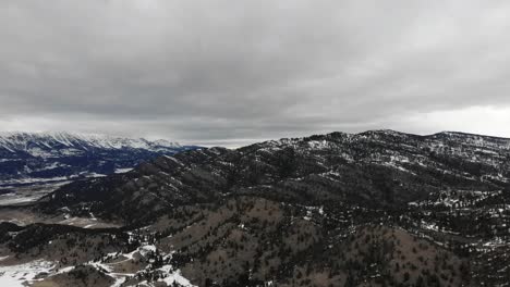 Toma-De-Drones-En-Aumento-De-Las-Montañas-Durante-El-Invierno