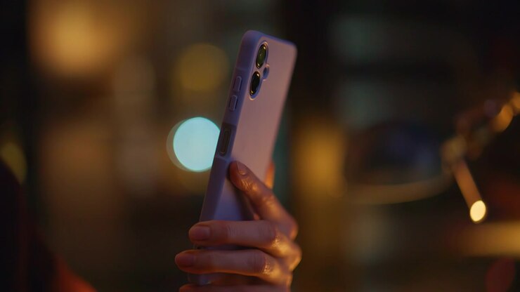 Primo piano: dita che toccano lo smartphone di notte. Freelancer anonimo che apre un'email