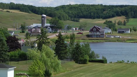 una fotografía de la comunidad de la pequeña aldea rural de sainte-marie-de-kent en nuevo brunswick, canadá