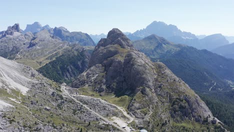 Carretera-De-Montaña-Rodeada-De-Altas-Cumbres,-Paso-De-Valparola-En-Alta-Badia,-Dolomitas