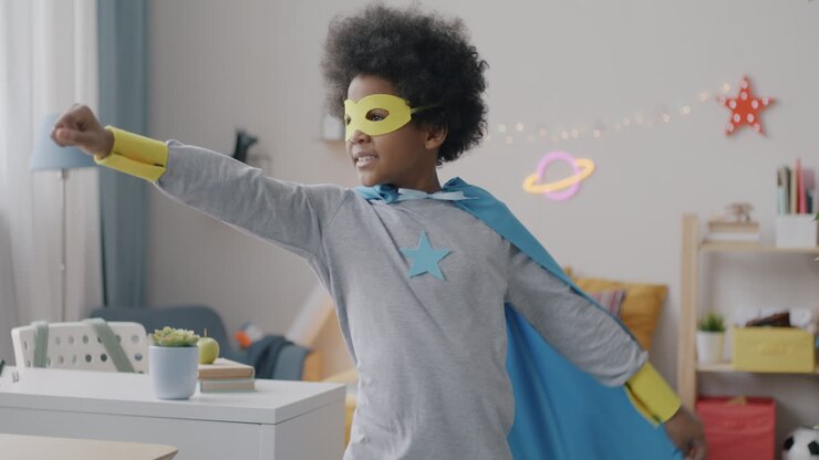 Niño con disfraz de superhéroe