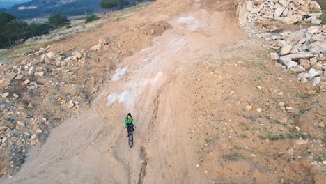 Niña-Montando-Una-Bicicleta-De-Montaña-Cuesta-Abajo-En-Un-Terreno-Accidentado