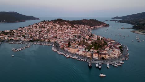 vista de drones de la ciudad de poros, una isla griega en la parte sur del golfo sarónico en grecia