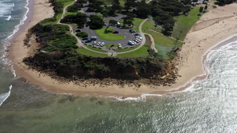 Carretilla-Aérea-De-Vuelta-Sobre-El-Punto-De-Peligro,-Torquay-Australia-En-Un-Día-De-Verano