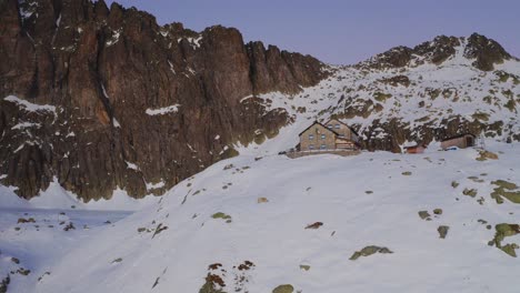 un dron desciende sobre el refugio helado del rifugio brentari