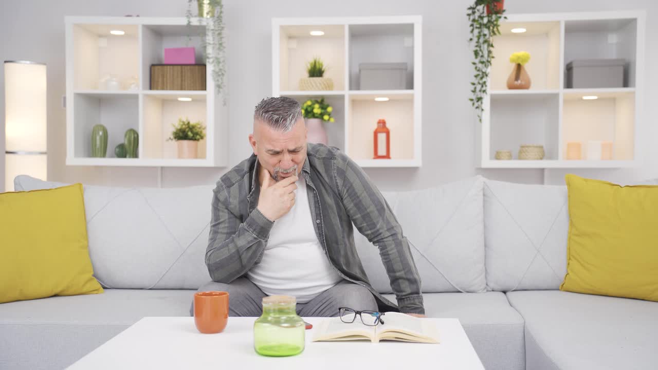 un anciano con un cambio de humor.