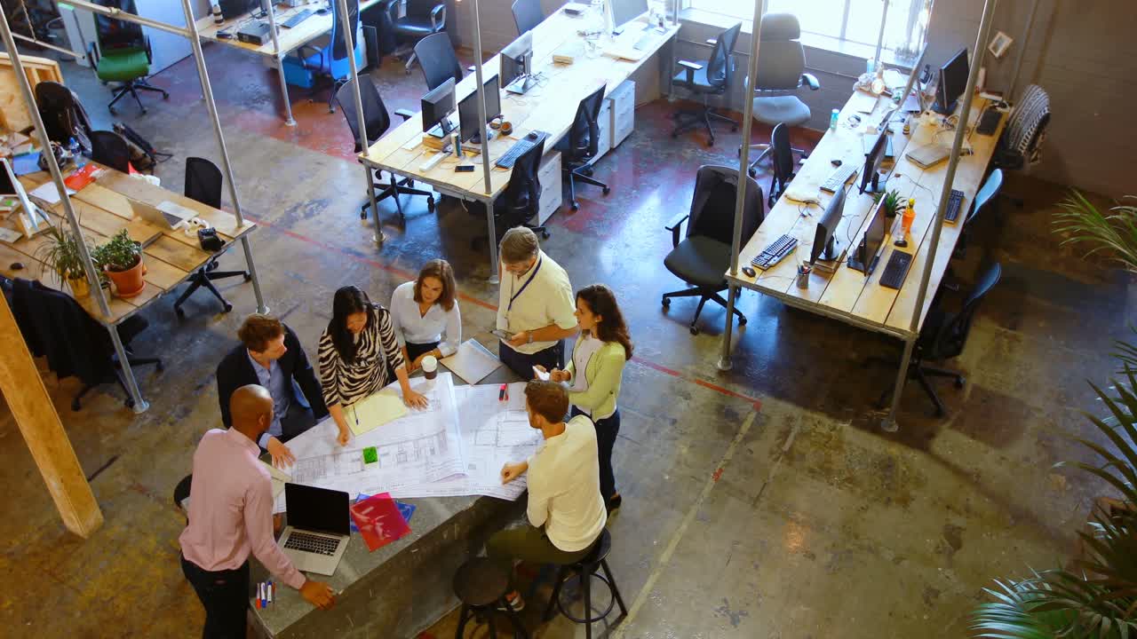 gente de negocios discutiendo sobre el proyecto en la reunión 4k