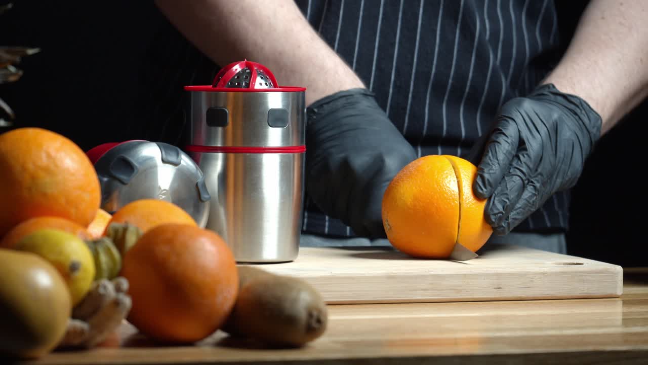 разрезать свежий апельсин и выжать его с помощью ручной соковыжималки