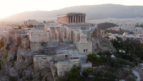 vista aérea de la histórica e icónica acrópolis de atenas durante el amanecer en grecia