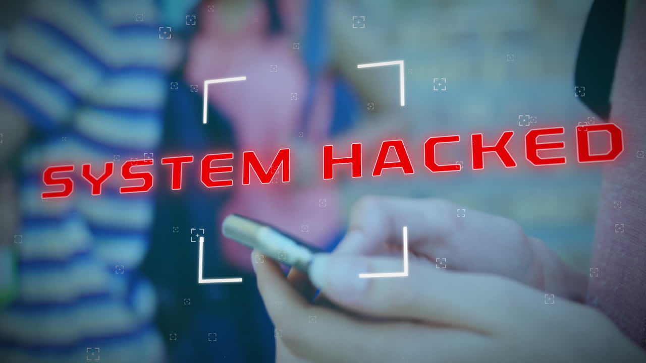 스마트폰을 사용하는 백인 사업가 여성에 대한 시스템 해킹 텍스트 및 데이터 처리의 애니메이션