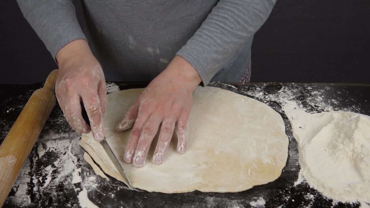 cortamos la pasta de la masa.