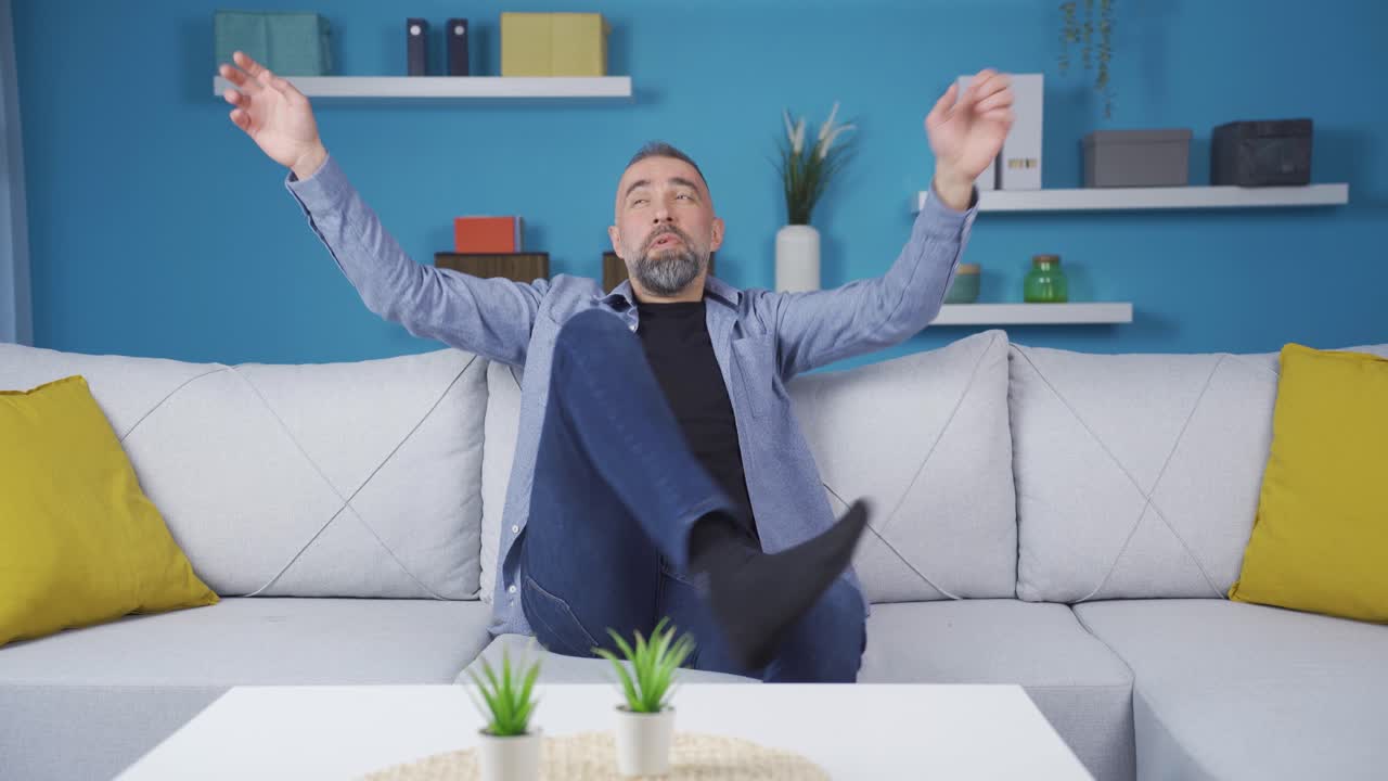 Hombre soñador haciendo cálculos