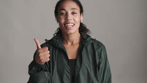 una mujer afroamericana feliz sobre un fondo blanco.