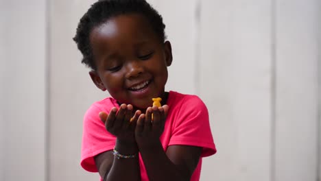 Niña-Africana-Atrapando-Galletas-Que-Caen