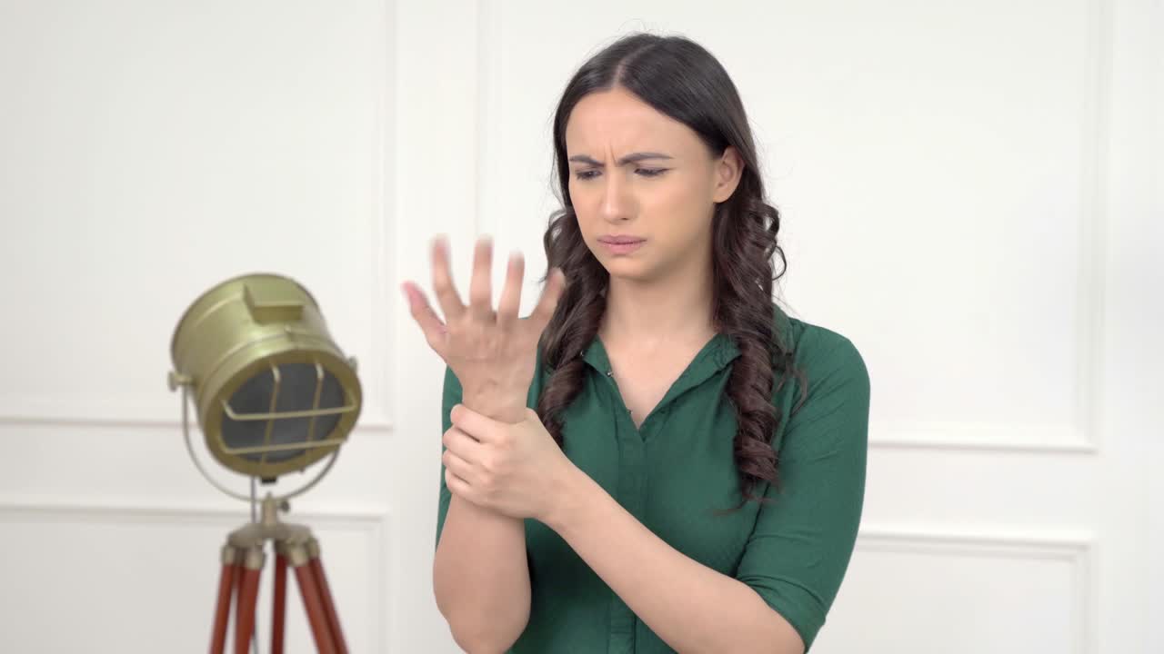 mujer india con dolor en la muñeca