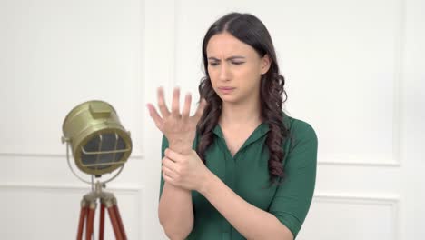 mujer india con dolor en la muñeca