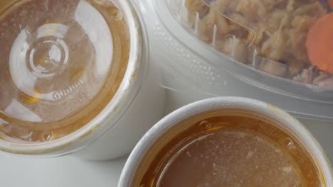sopa y pollo para llevar