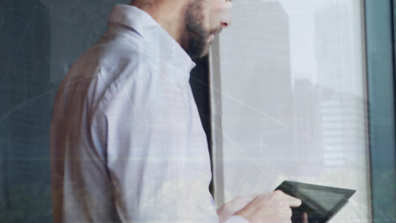 animación de procesamiento de datos y paisaje urbano sobre empresario caucásico en la oficina.