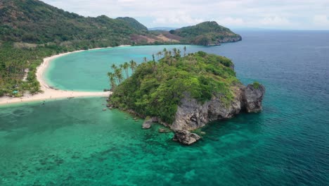 Vista-Aérea-Del-Islote-Y-La-Playa-De-Arena-Blanca-En-La-Isla-Tablas,-Romblon,-Filipinas