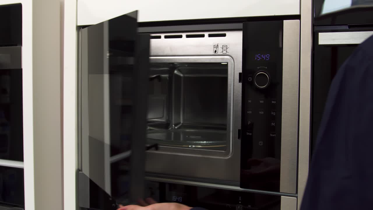 horno de microondas moderno con panel de control