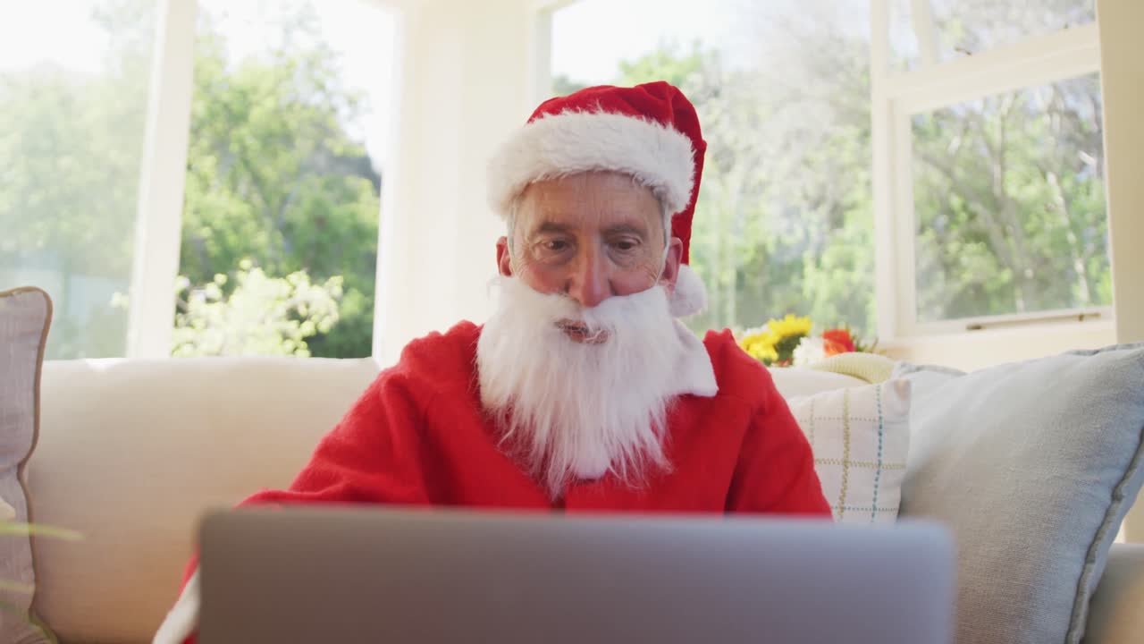 크리스마스 때 산타 의상을 입은 고위 백인 남성