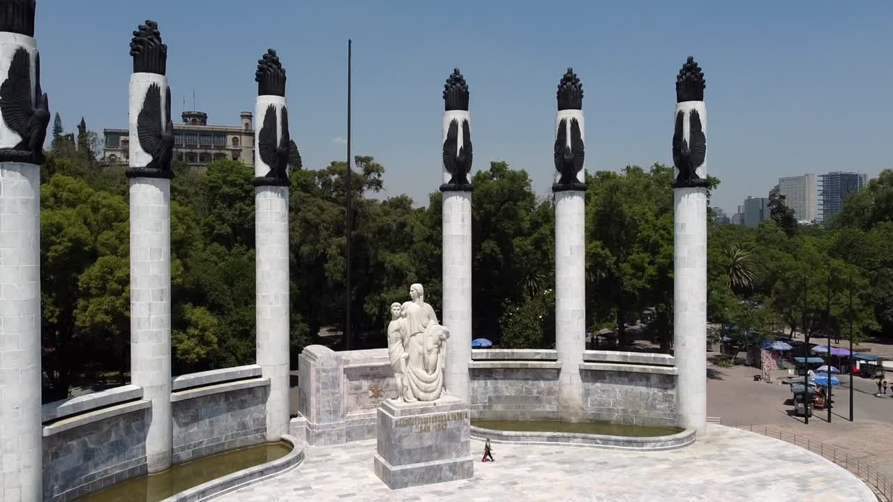 un tiro inclinado hacia arriba del monumento a los cadetes heroicos, defensores de la patria, ubicado en la entrada del parque de chapultepec en la capital de méxico