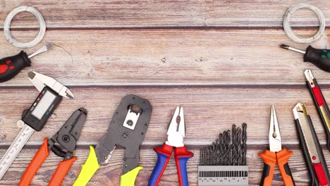 herramientas de construcción y trabajo desapareciendo de la mesa de madera - hazlo tú mismo detener el movimiento