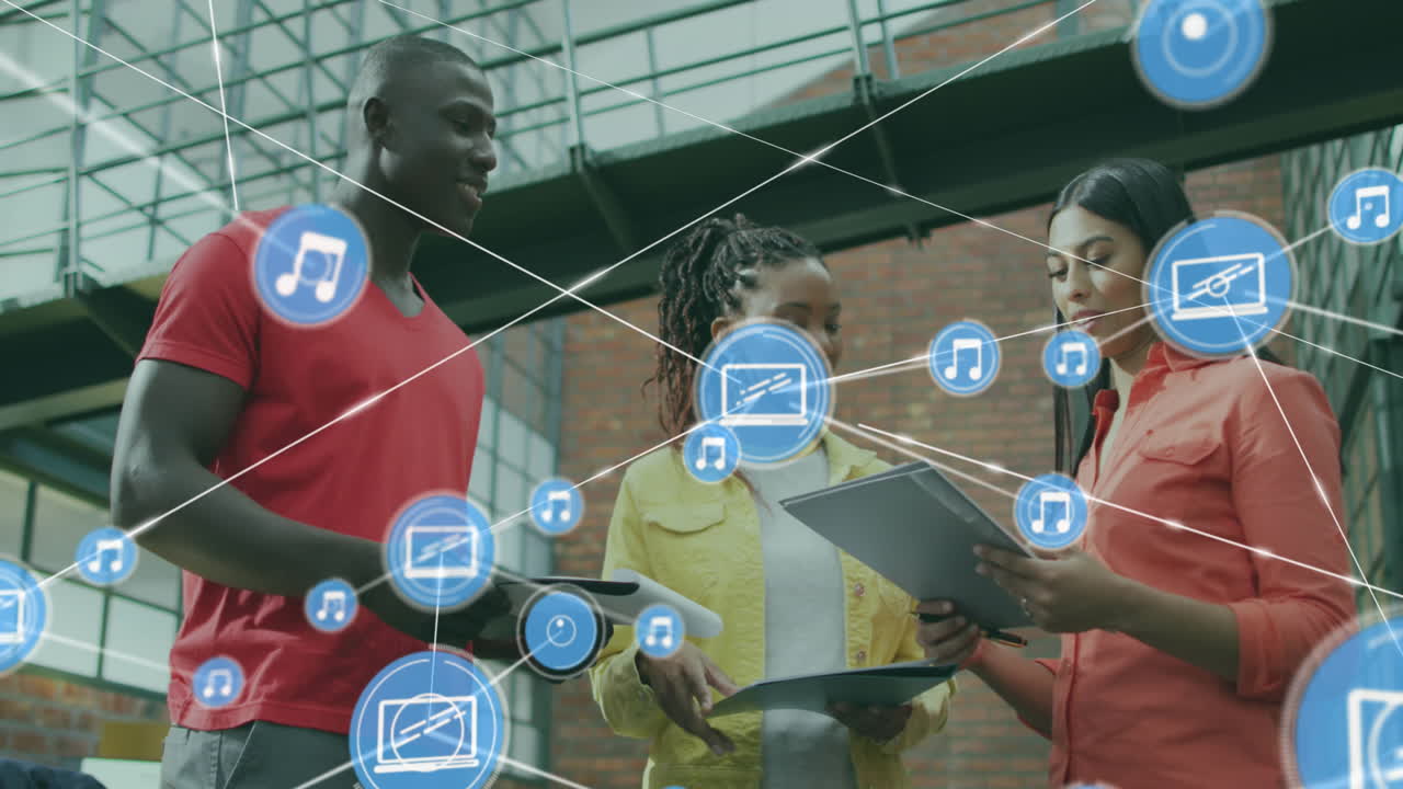 다양한 동료들이 아이디어를 공유하는 낮은 각도에서 선으로 연결된 아이콘의 애니메이션