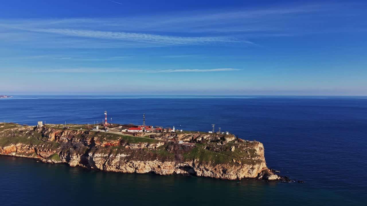 Vista sulla costa da un punto alto con vista sull'oceano