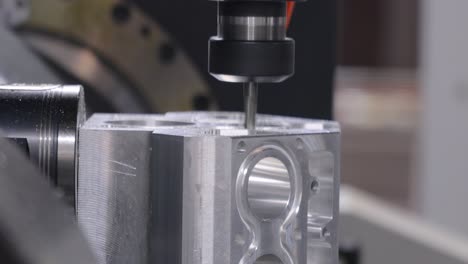 máquina de fresado cnc para metalurgia. corte de metal tecnología de procesamiento moderna.