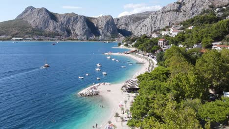 Una-Vista-Aérea-De-La-Impresionante-Playa-En-El-Mar-Adriático-En-Omis,-Croacia