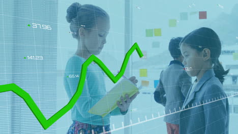 animación de diagramas y procesamiento de datos sobre diversos niños que discuten el trabajo en la oficina