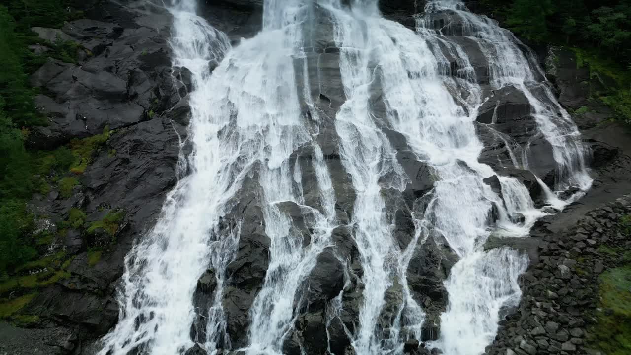 drone vuela sobre una carretera y una cascada