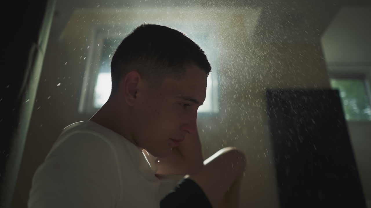 피곤한 남자 운동선수는 체육관에서 견력과 힘을 향상시키기 위해 열심히 일하면서 으로 머리카락을 흔들고, 활동적인 스포츠에 과도하게 참여하여 피곤하고 피곤합니다.