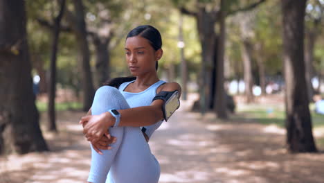 Fitness,-Estiramiento-De-Piernas-Y-Mujer-En-El-Parque