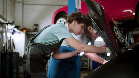 dos mujeres trabajando en un vehículo