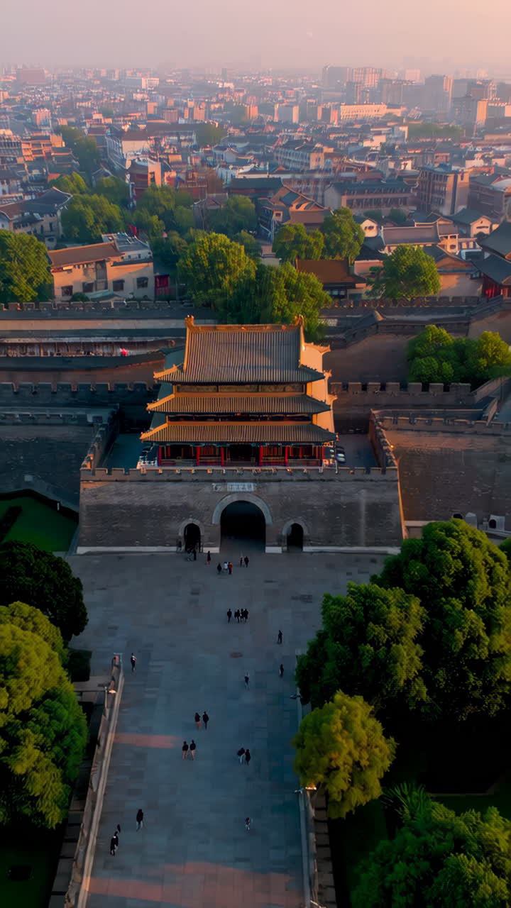 Luftaufnahme eines historischen Stadttors in China bei Sonnenaufgang