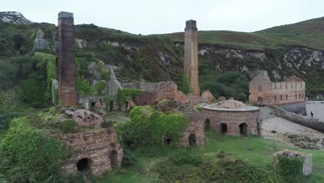 Porth-Wen-Antenne-Dolly-View-Verlassene-Viktorianische-Industrielle-Mauerwerksfabrik-Bleibt-An-Der-Erodierten-Küste-Angleseys