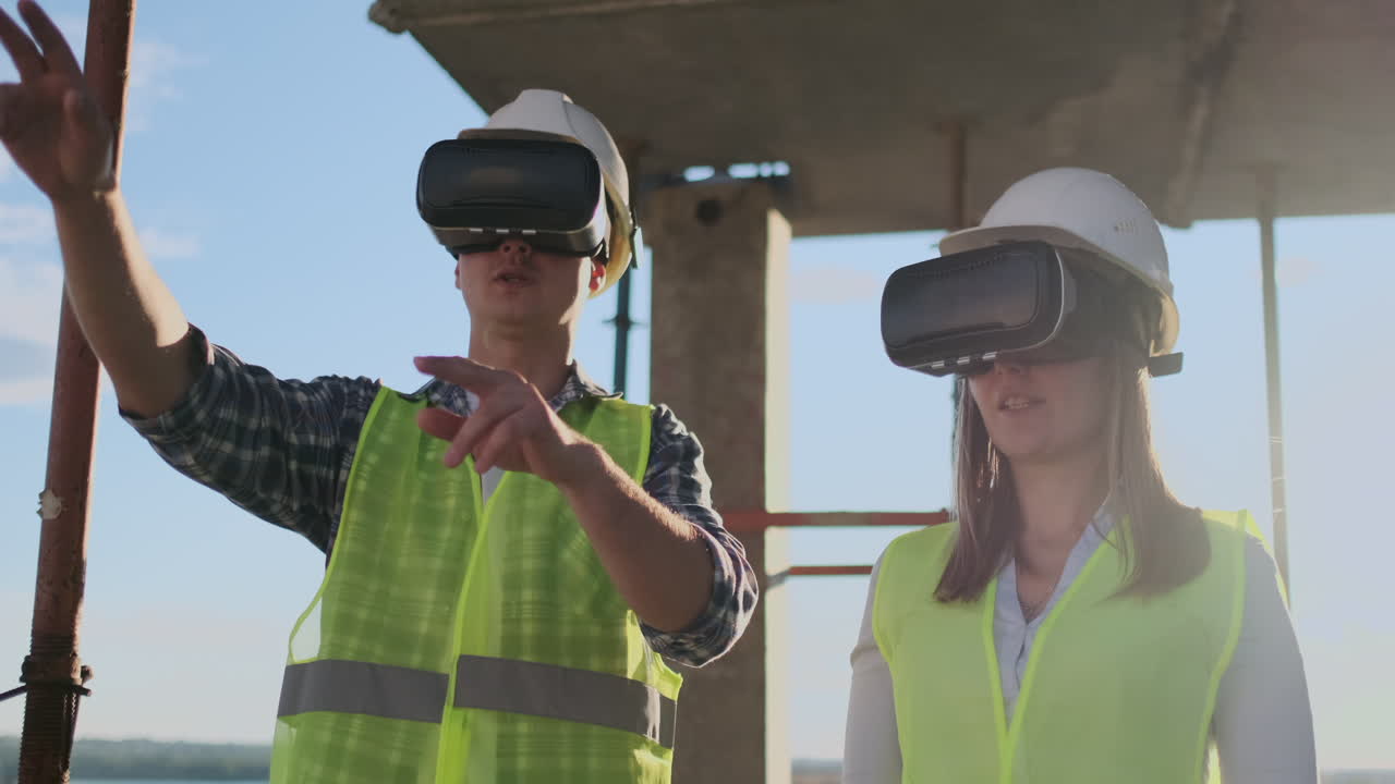 un hombre y una mujer ingenieros en un sitio de construcción en vr gafas manejan la construcción de un edificio discutiendo un plan de desarrollo