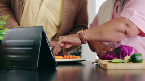 hombre, mujer y tableta con mano para cocinar