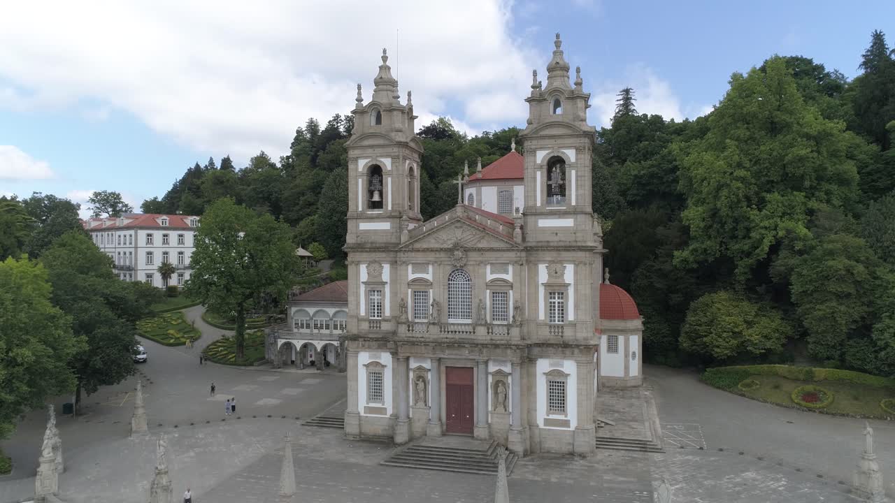 el santuario portugués bom jesus do monte braga fue fotografiado desde el aire.