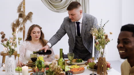 personas en el banquete de bodas