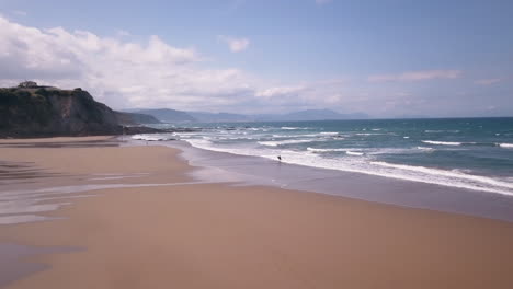 Sanfte-Drohnenansicht-Am-Strand-Von-Sopelana-Im-Baskenland-Spanien