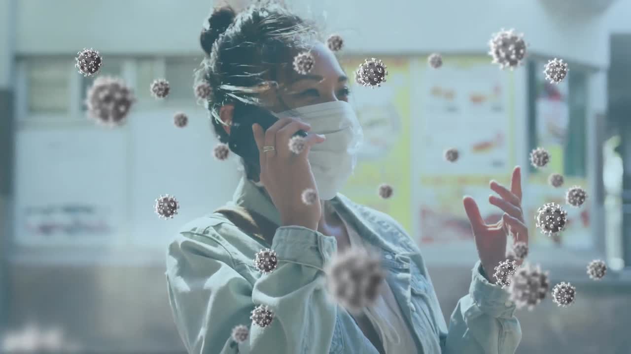 animación de las células del virus covid 19 sobre una mujer que usa una máscara y habla con un teléfono inteligente