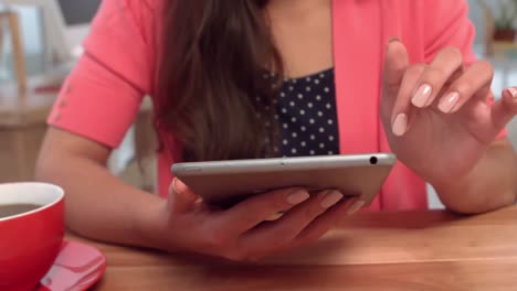 Casual-businesswoman-using-her-tablet