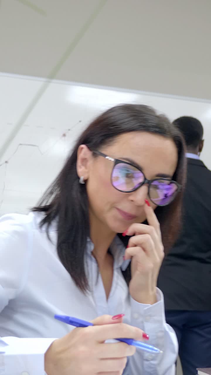 mujer de negocios en una reunión