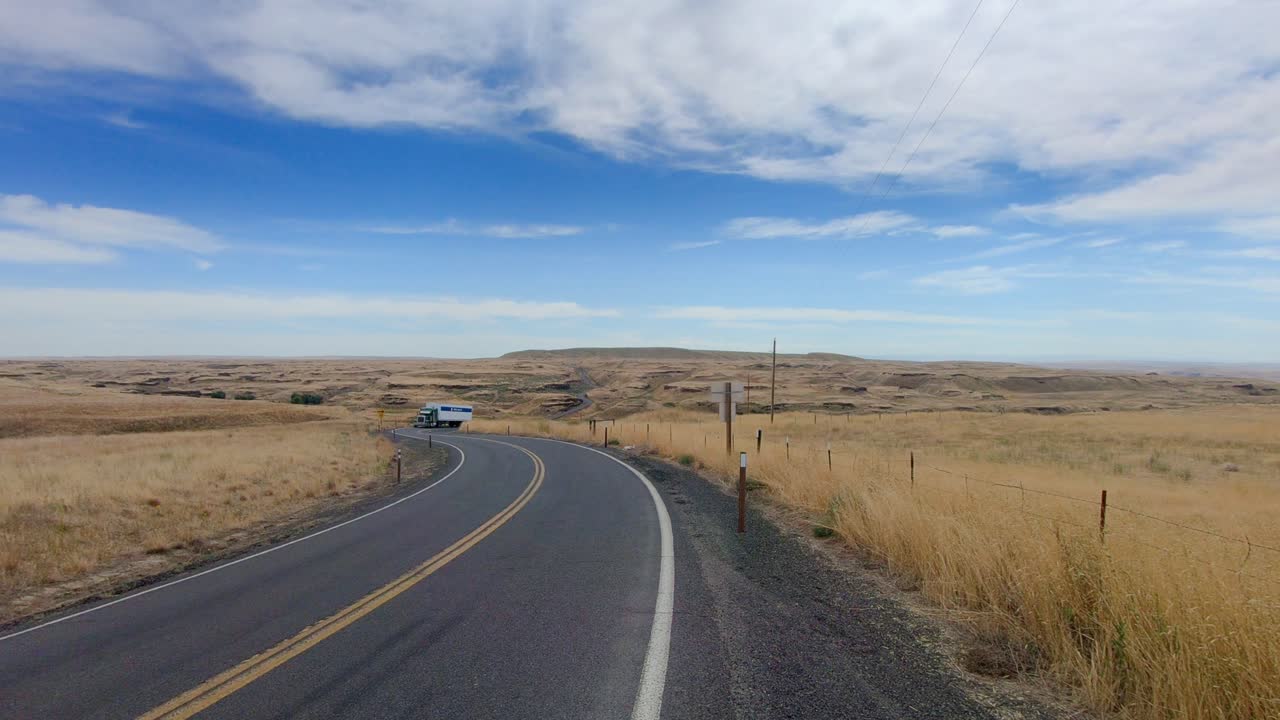 semirremolque girando hacia la autopista y conduciendo hacia la cámara en scablands en el este del estado de washington