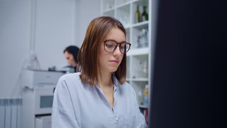 mujer trabajando en un escritorio en una oficina