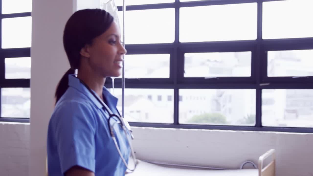 el médico y la enfermera corriendo juntos